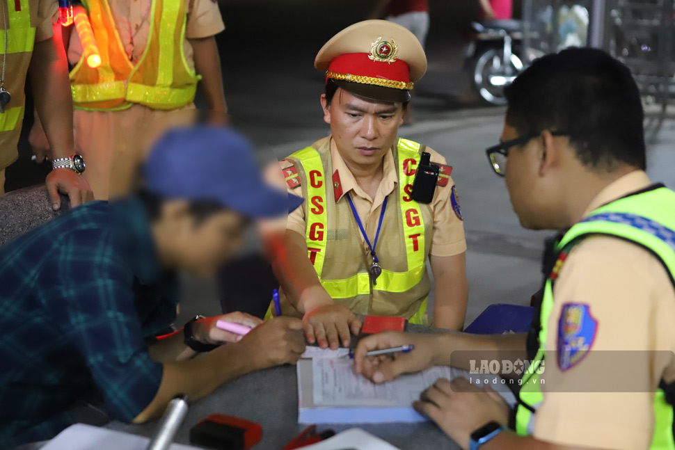Binh Dinh Provincial Traffic Police force handles cases of alcohol concentration violations. Photo: Phuong Thao