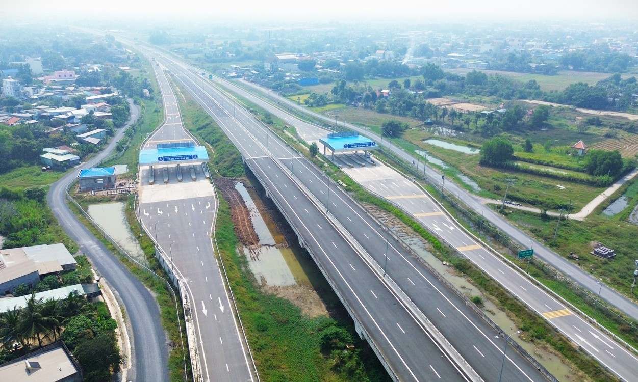 The Ben Luc - Long Thanh expressway section near the intersection with Le Kha Pieu Street (HCMC) is about to open to traffic. Photo: Minh Quan