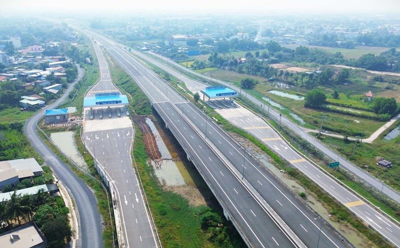 The Ben Luc - Long Thanh expressway section near the intersection with Le Kha Pieu Street (HCMC) is about to open to traffic. Photo: Minh Quan