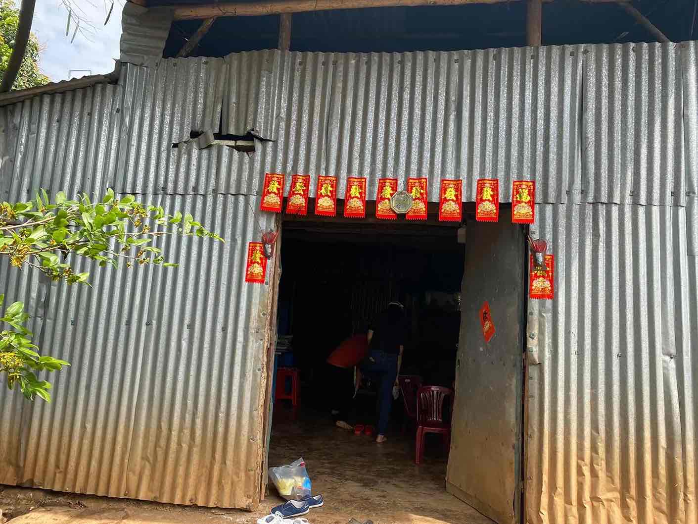 Một ngôi nhà tạm được dựng bằng tôn đã được công đoàn hỗ trợ xây mới năm 2022 tại Đồng Nai. Ảnh: CĐ Pousung