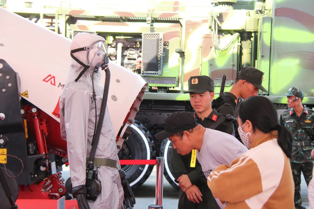 People are surprised by new-generation equipment in Da Nang. Photo: Nguyen Linh