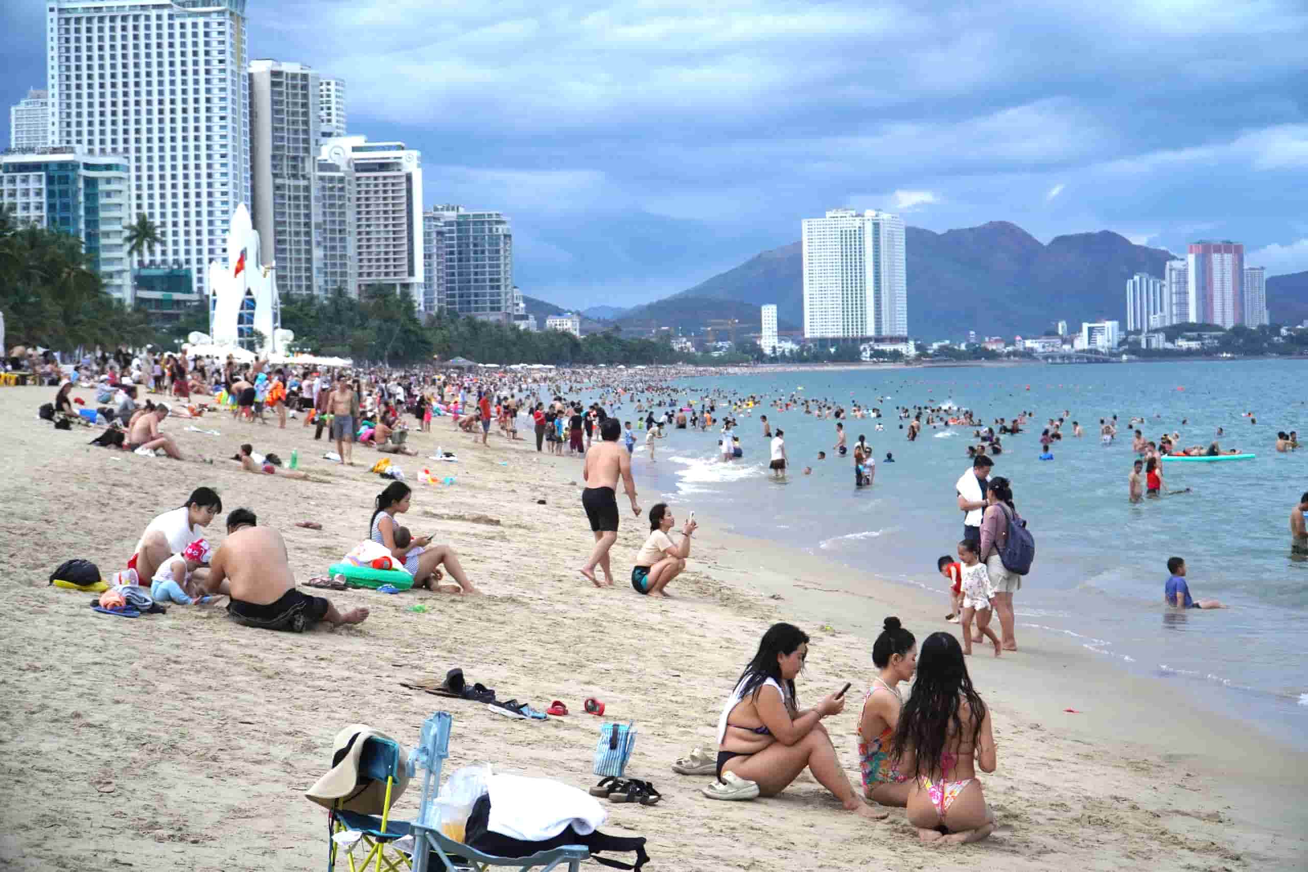 Theo nội quy mới cho công viên, bờ biển, Nha Trang cấm mọi người nằm trên ghế đá, chơi bóng đá, bóng chuyền. Ảnh: Hữu Long