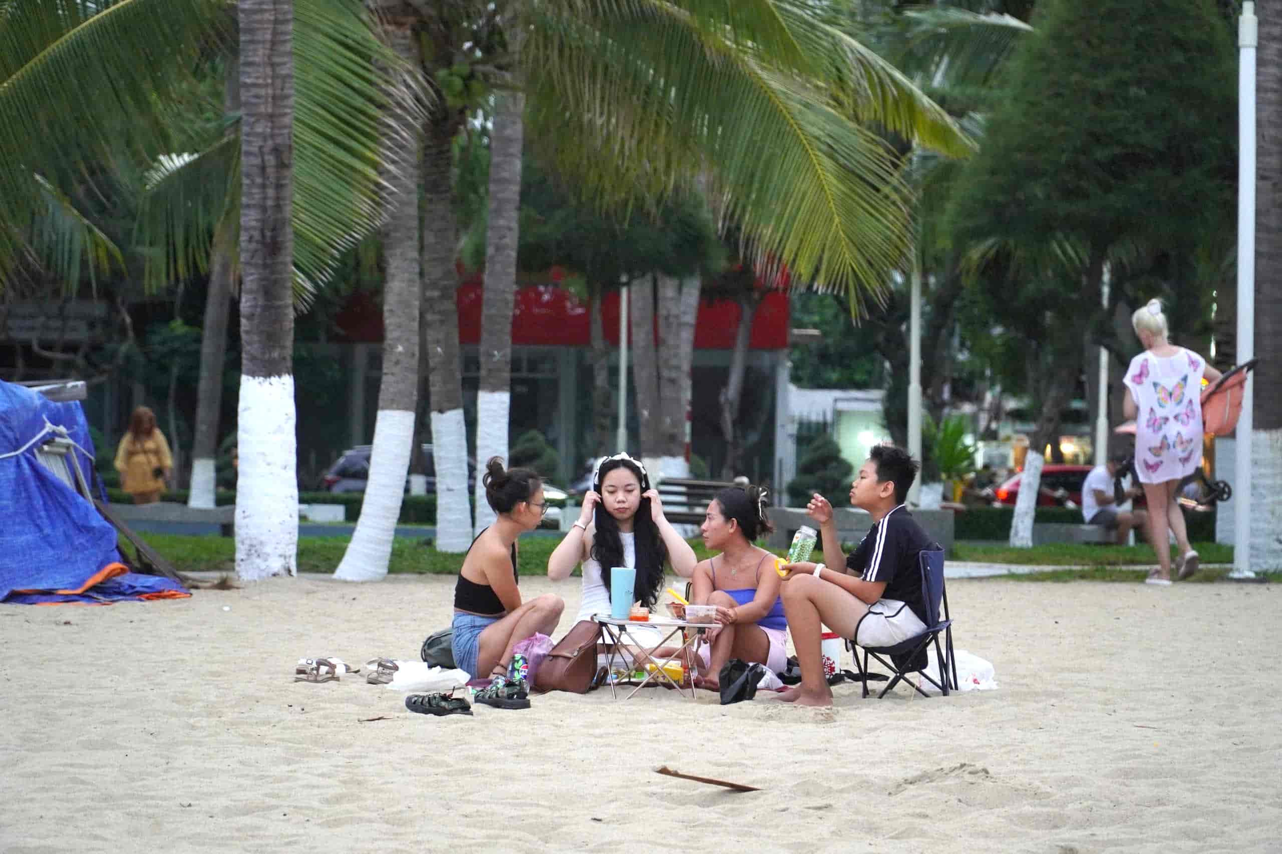 Co 10 hanh vi bi cam tai khu vuc cong vien bo bien doc duong Tran Phu va Pham Van Dong thuoc TP Nha Trang. Anh: Huu Long