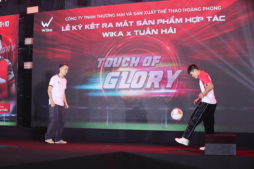 Tuan Hai mostro la habilidad del balon con el atleta para elevar el arte del estilo libre. Foto: Phong Mieu