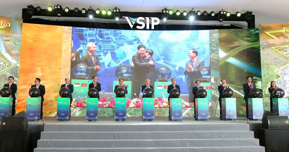 Delegates at Thai Binh bridgehead pressed the button to start the VSIP Thai Binh Industrial Park project. Photo: Nam Hong