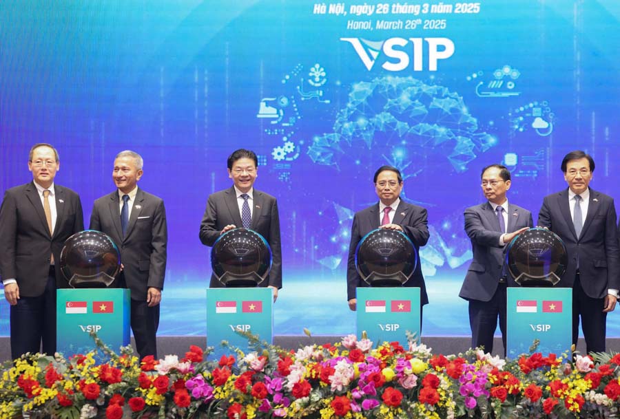 Politburo member, Prime Minister Pham Minh Chinh and Singapore Prime Minister Lawrence Wong started the VSIP Thai Binh project. Photo: Hai Nguyen