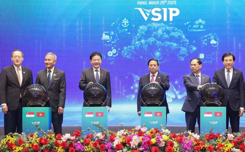 Politburo member, Prime Minister Pham Minh Chinh and Singapore Prime Minister Lawrence Wong started the VSIP Thai Binh project. Photo: Hai Nguyen
