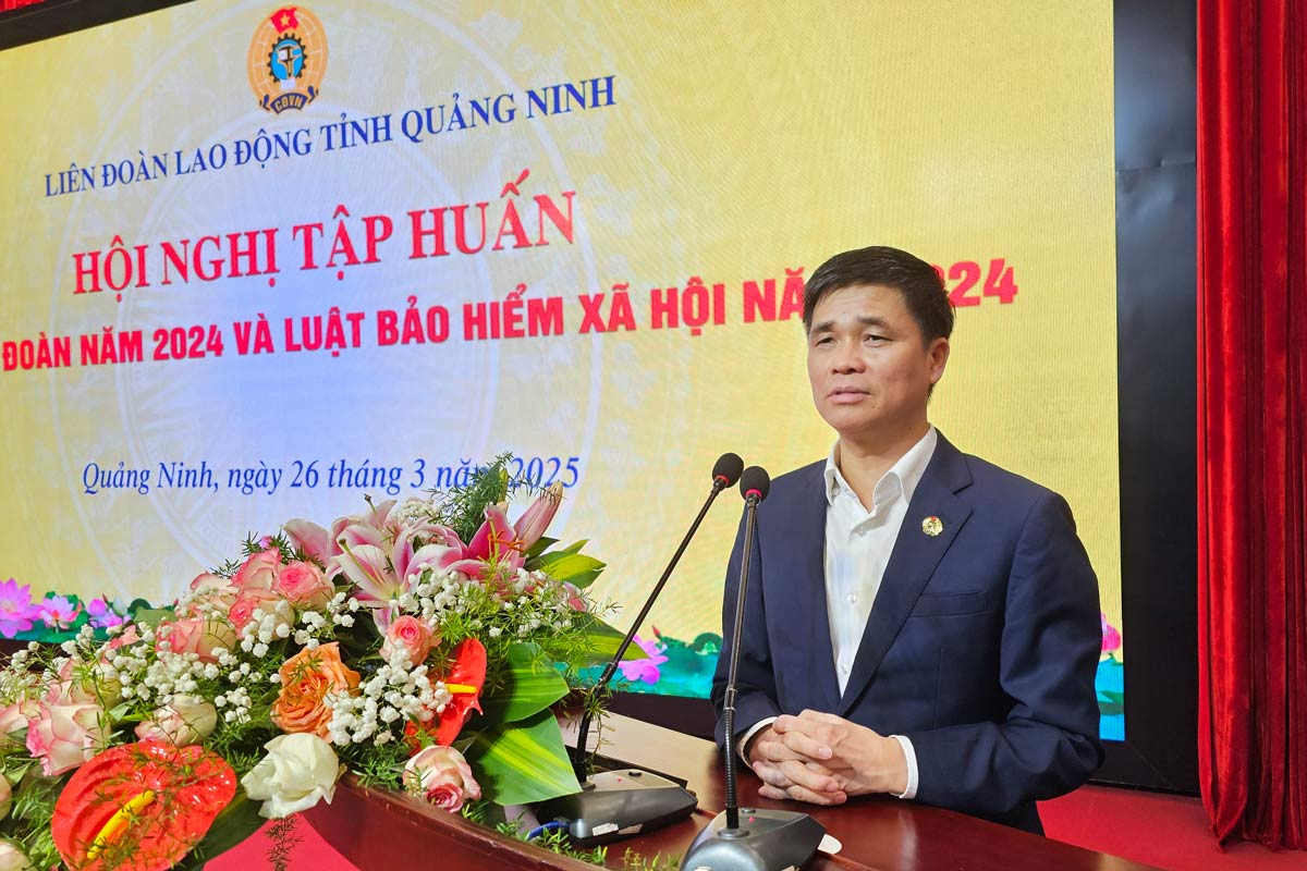 Mr. Ngo Duy Hieu - Vice President of the Vietnam General Confederation of Labor - spoke at the training conference organized by the Quang Ninh Provincial Federation of Labor. Photo: Doan Hung