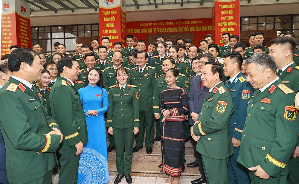 General Phan Van Giang - Politburo member, Deputy Secretary of the Central Military Commission, Minister of National Defense - and leaders of the Central Military Commission and the Ministry of National Defense discussed with delegates at the commendation ceremony. Photo: Ministry of National Defense