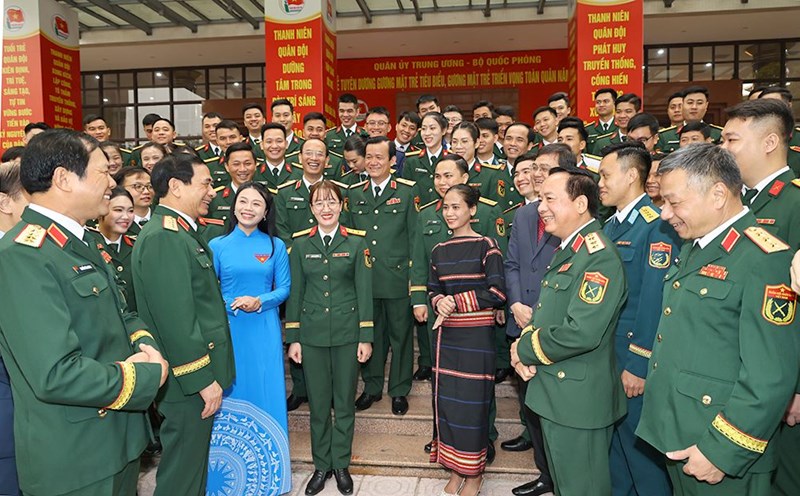 General Phan Van Giang - Politburo member, Deputy Secretary of the Central Military Commission, Minister of National Defense - and leaders of the Central Military Commission and the Ministry of National Defense discussed with delegates at the commendation ceremony. Photo: Ministry of National Defense