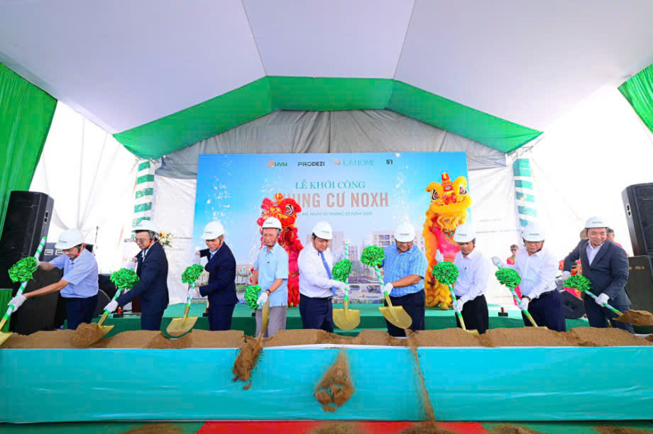 Delegates started construction of the first social housing apartment project in Long An province in 2025 with a scale of 400 apartments. Photo: Duy Minh