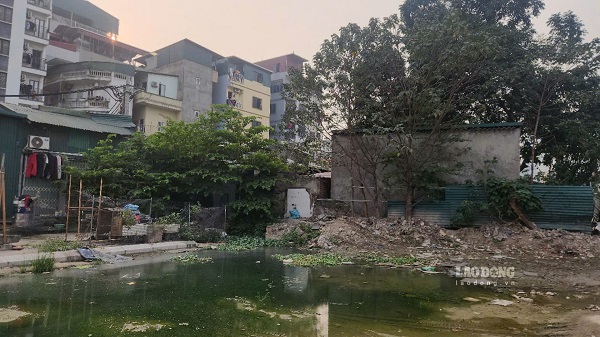 The project has not been completed for 10 years and has become a pollution hot spot. Photo: Minh Hanh taken at 3:30 p.m. on March 25, 2025.