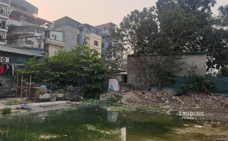 The project has not been completed for 10 years and has become a pollution hot spot. Photo: Minh Hanh taken at 3:30 p.m. on March 25, 2025.