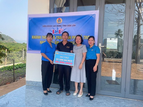 Leaders of the Lak District Labor Federation presented funds to build a "Union Shelter" for union member Tran Thi Van Anh. Photo: Nguyen Viet