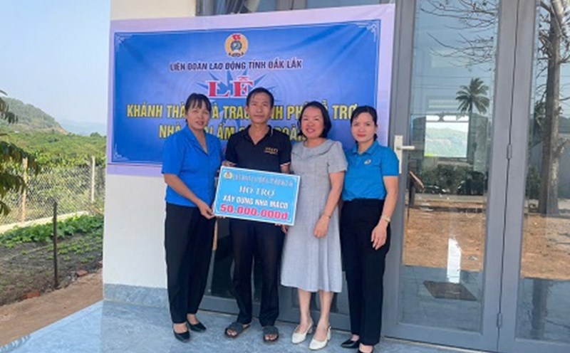 Leaders of the Lak District Labor Federation presented funds to build a "Union Shelter" for union member Tran Thi Van Anh. Photo: Nguyen Viet