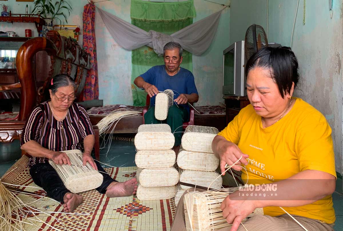 The process of weaving cloud pillows requires meticulousness and carefulness. Photo: Ha Vi