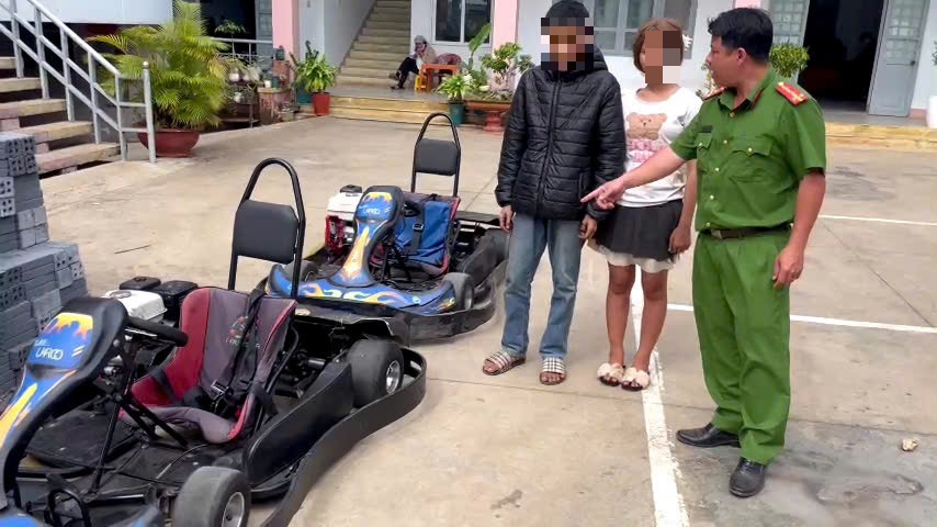 Lực lượng chức năng bắt giữ, xử lý các đối tượng trộm cắp tài sản. Ảnh: Công an cung cấp