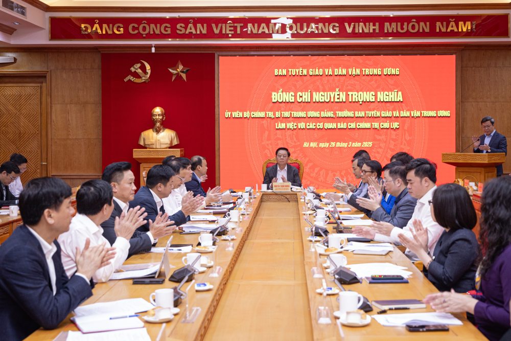 Mr. Nguyen Trong Nghia - Politburo member, Secretary of the Party Central Committee, Head of the Central Propaganda and Mass Mobilization Commission - chaired the meeting with 5 key political press agencies. Photo: Son Tung
