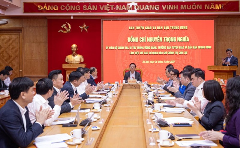 Mr. Nguyen Trong Nghia - Politburo member, Secretary of the Party Central Committee, Head of the Central Propaganda and Mass Mobilization Commission - chaired the meeting with 5 key political press agencies. Photo: Son Tung