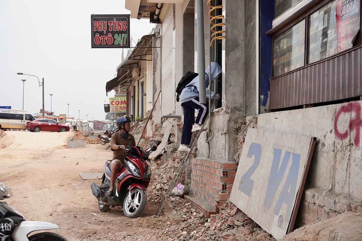 Due to the impact of the construction of the Ho Chi Minh City Ring Road 3 project, the difference from the house floor to the ground is high, a student has to climb into the house after school. Photo: Nhu Quynh