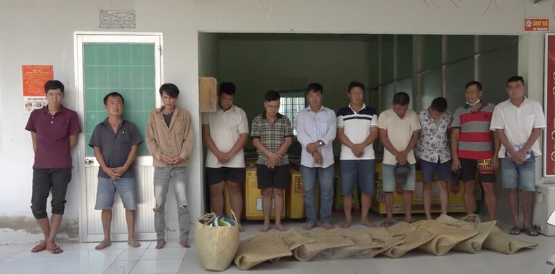 Caught 11 subjects kicking and seizing over 60 million VND. Photo: Provided by the police