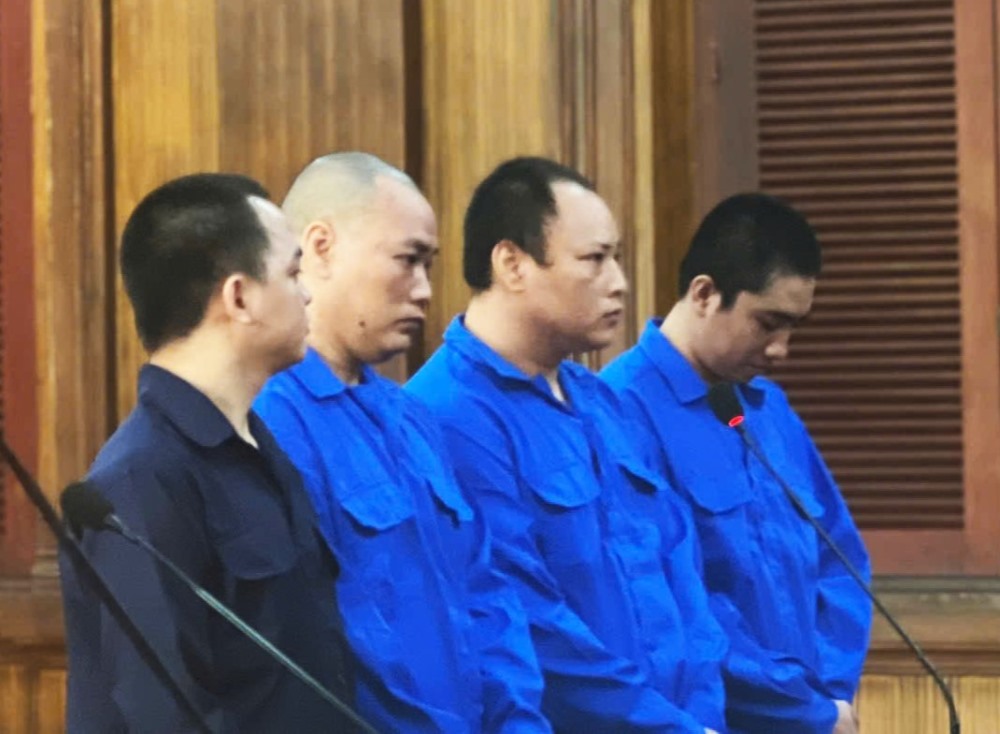 Các bị cáo  trong băng nhóm ép nộp tiền bảo kê tại chợ Bình Điền - Ảnh: Tuyết hồng 