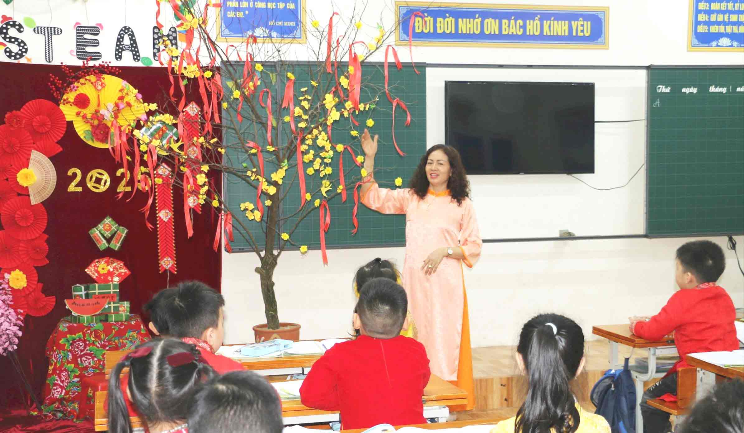 Teachers at Hung Binh Primary School (Vinh City, Nghe An) guide students to learn about traditional ethnic Tet. Photo: My Ha