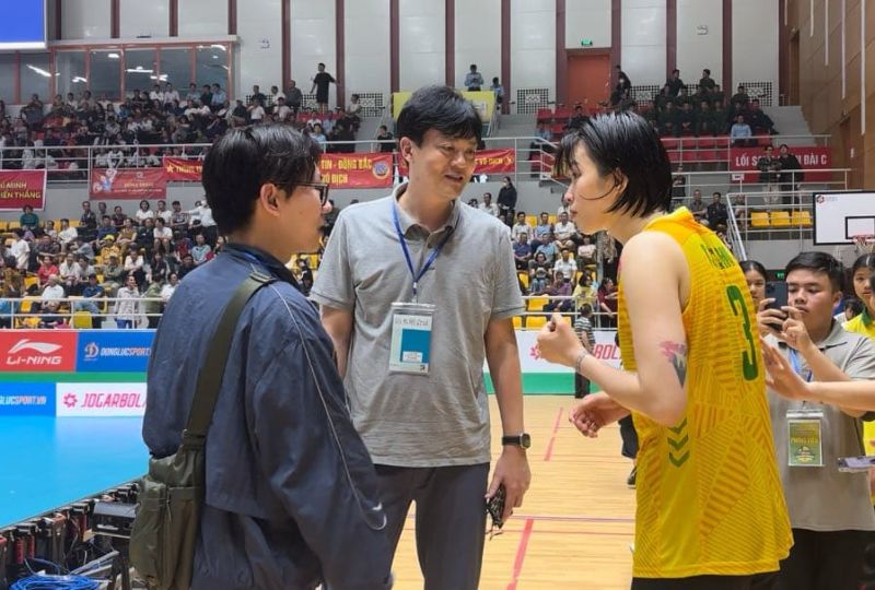 Coach Lee Young Taek (middle) met Tran Thi Thanh Thuy after the match between VTV Binh Dien Long An and Vietinbank. Photo: Chi Tran