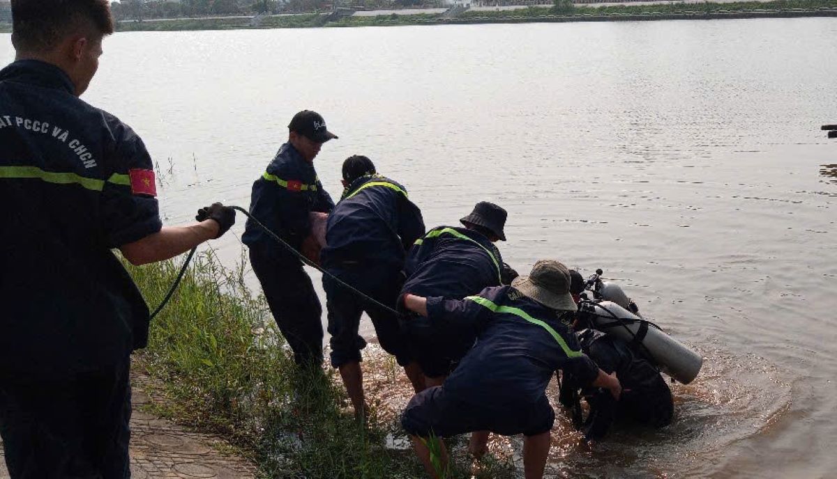 Rescue forces search for the drowning victim. Photo: Quang Tri Police