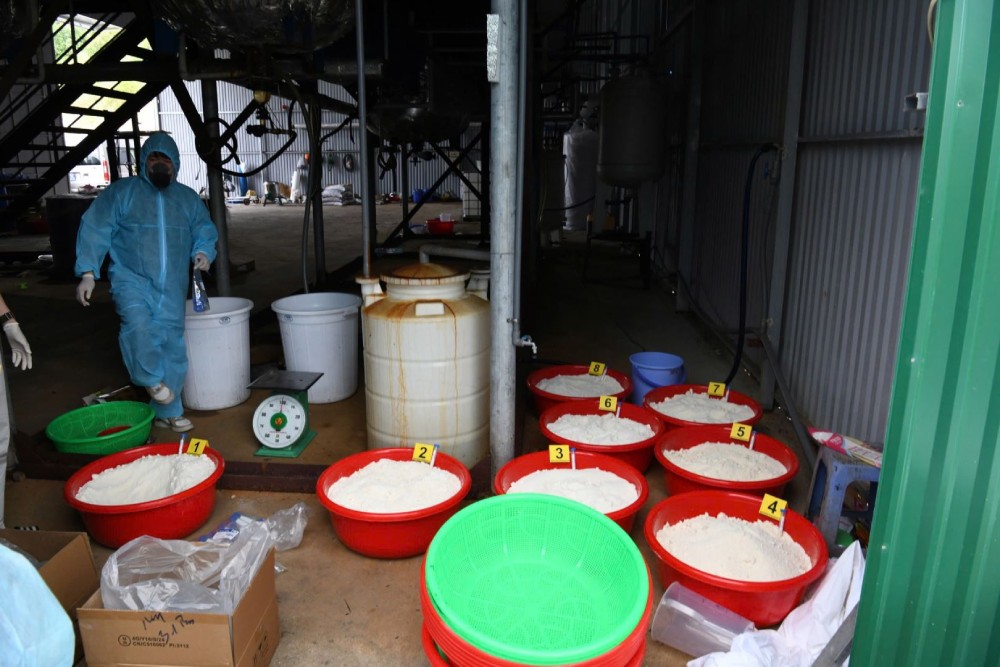 Politburo member and Prime Minister Pham Minh Chinh sent a letter of commendation to the task force for the project that hit a large, transnational drug production ring. In the photo is the number of ketamine products at the scene. Photo: Khanh Hoa Provincial Police