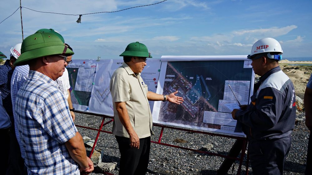 Mr. Ha Sy Dong inspected the progress of the My Thuy Port Area project. When put into operation, this project will play a strategic role in the development of the marine economy, contributing to the growth of the locality. Photo: H.Nguyen