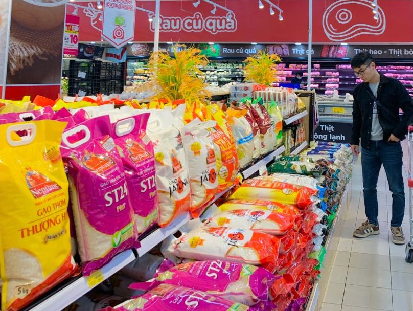 Rice prices at some supermarkets in Hanoi are being adjusted down. Photo: Phuong Anh