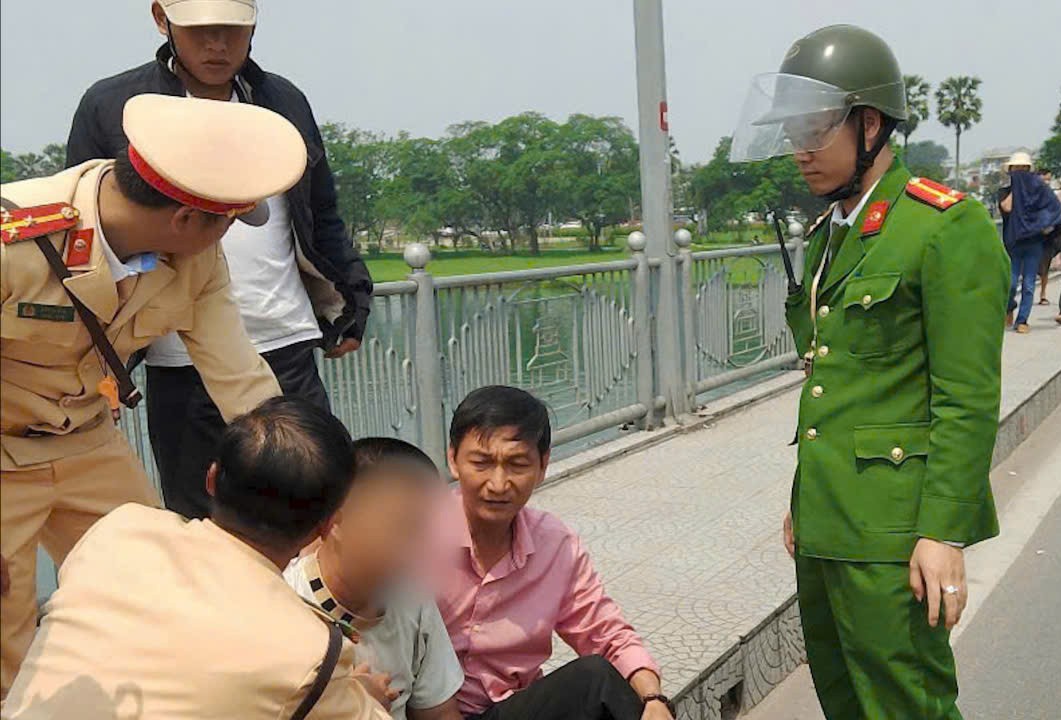 The young man intended to jump off the bridge but was promptly stopped by the Traffic Police of Hue City Police.