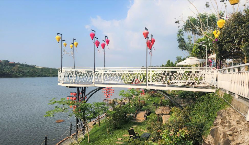 The deadline has expired but the coffee shop owner has not yet remedied the violation. Photo: Lam Hong