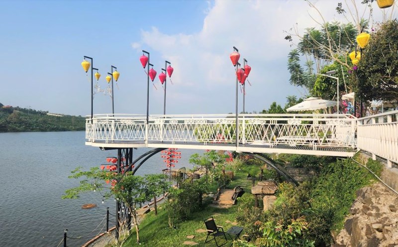 The deadline has expired but the coffee shop owner has not yet remedied the violation. Photo: Lam Hong