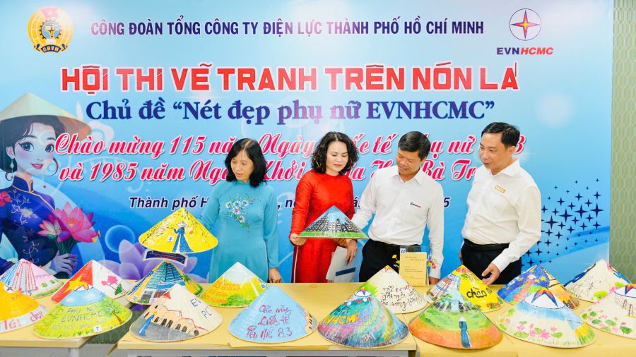 The Ho Chi Minh City Power Corporation Trade Union organized a painting contest on conical hats for female union members. Photo: DLVN Trade Union