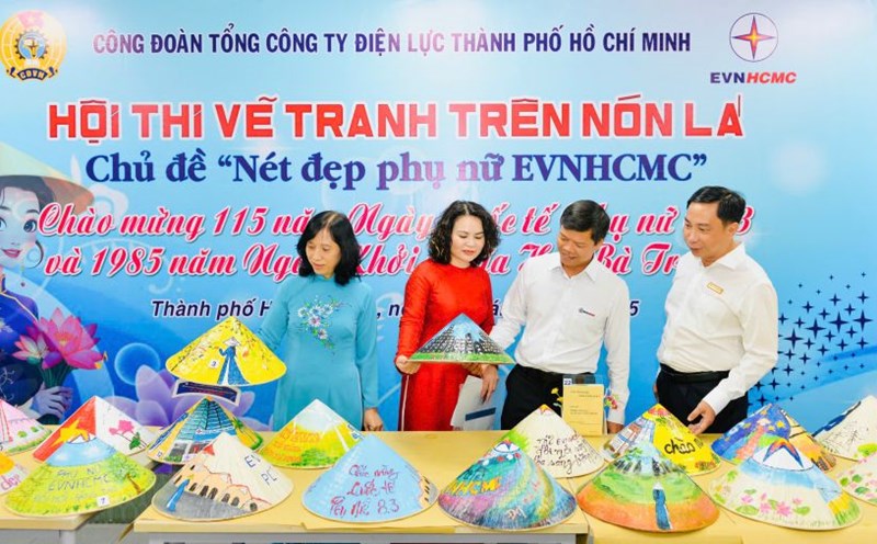 The Ho Chi Minh City Power Corporation Trade Union organized a painting contest on conical hats for female union members. Photo: DLVN Trade Union