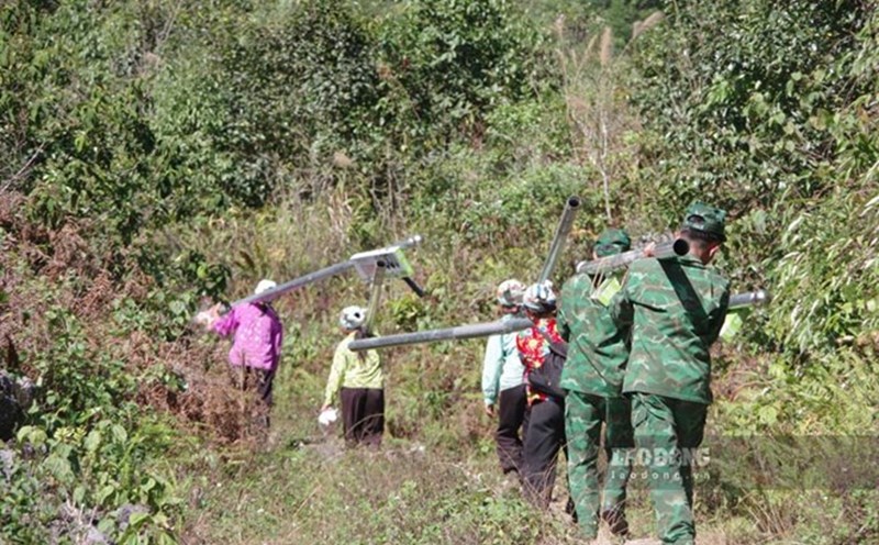The Ministry of National Defense responded to voters about the proposal for a separate treatment for officers working in border areas. In the photo is the Cao Bang Provincial Border Guard and the people setting up a lamp post to light up the border. Photo: Tan Van