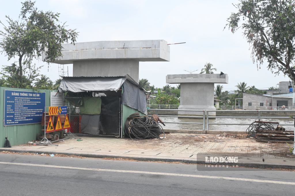 The Mo Cay bridge project is facing land clearance problems. Photo: Thanh Nhan