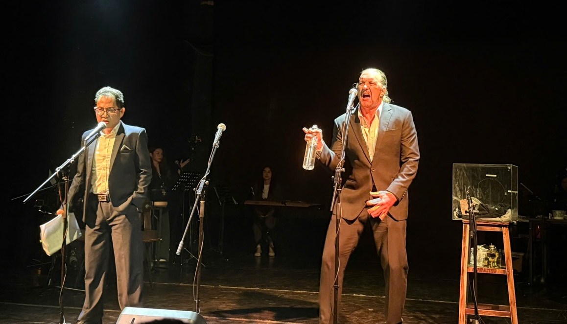 Aaron Toronto - director of the movie " brilliant Night" (right) stars in the play "Chi Pheo". Photo: DIPY.