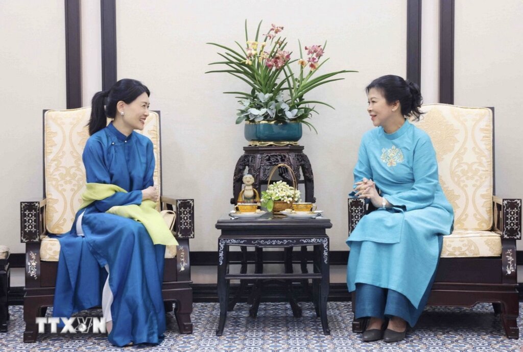 Mrs. Ngo Phuong Ly and Mrs. Loo Tze lui. Photo: VNA