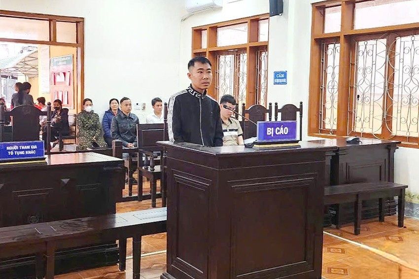 Bị cáo Tuấn lĩnh án vì sau khi uống rượu điều khiển xe máy chở bạn ngã tử vong. Ảnh: Quyền Đức.