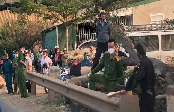 The scene where people discovered the body of a 42-year-old man at the foot of Phi Nom bridge. Photo: Lam Hong