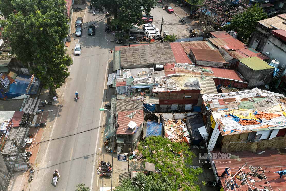 Stop supplying electricity and water to households that do not comply with the site clearance requirements of the Ring Road 1 project, Hoang Cau - Voi Phuc section. Photo: Huu Vu