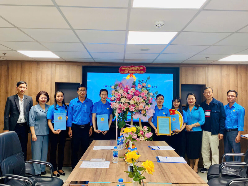 Permanent Vice President of Lam Dong Provincial Labor Federation - Mr. Le Ngoc Phuc (third from left) presented flowers to congratulate the Trade Union of Lam Dong Automobile Trading and Service Company Limited. Photo: Diep Quynh