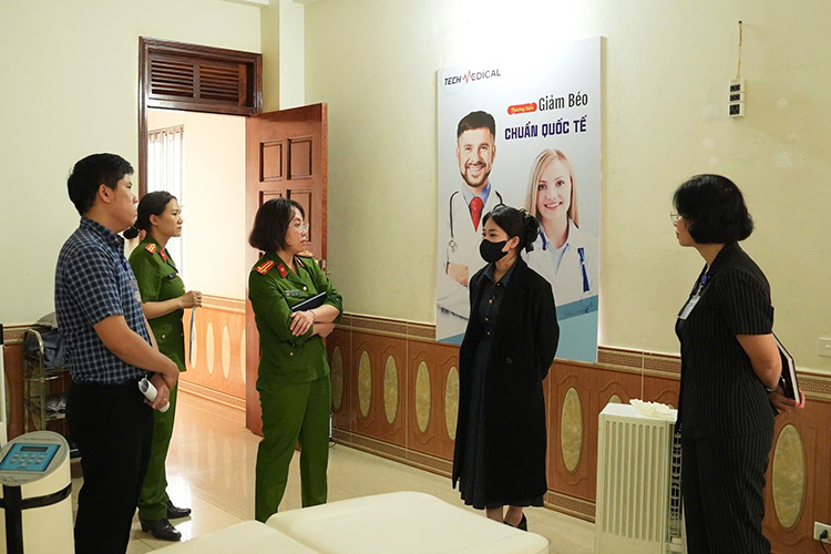 The inspection team drew up a record to handle and suspend the operation of the "Tech Medical" massage facility. Photo: Thanh Thuy