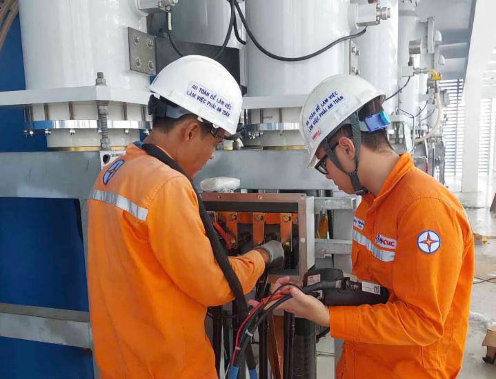 EVNHCMC engineers and workers are measuring the safety of electrical equipment at the Hoa Xa 110kV Transformer Station Renovation Project. Photo: Duc Long