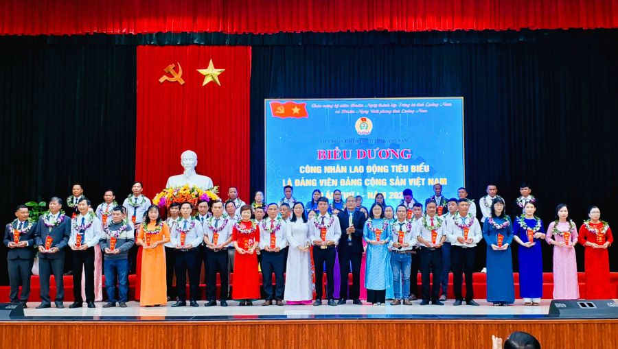 Quang Nam honors 50 outstanding workers' party members for the first time - 2025. Photo: Hoang Bin