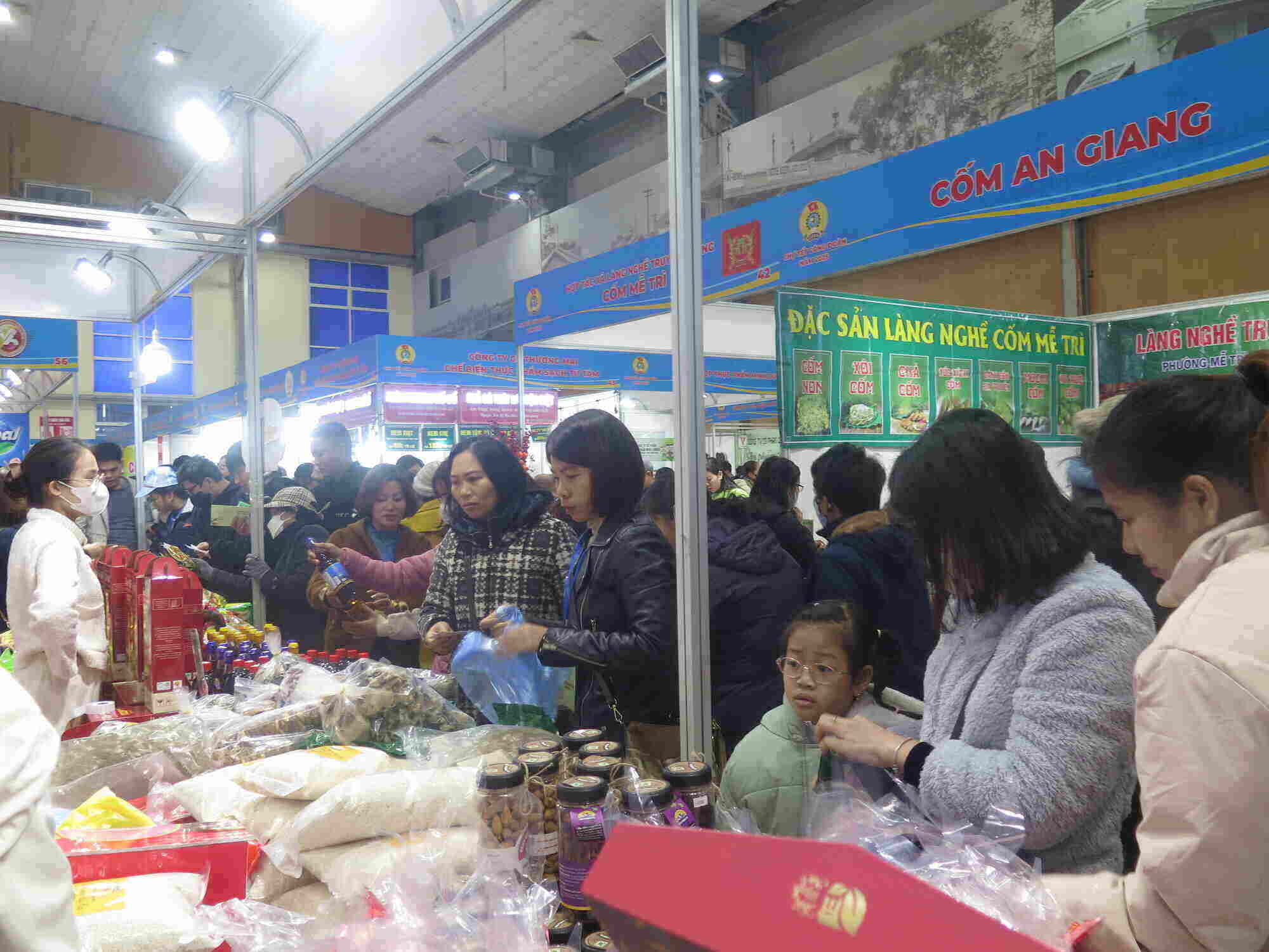 Union members and workers shop at domestic production booths at the At Ty Trade Union Tet Market in 2025 organized by the Hanoi City Labor Federation. Photo: Manh Quan