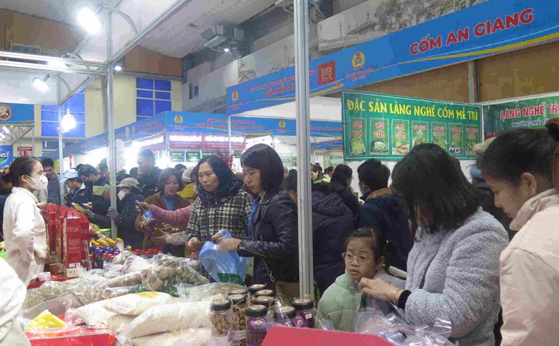 Union members and workers shop at domestic production booths at the At Ty Trade Union Tet Market in 2025 organized by the Hanoi City Labor Federation. Photo: Manh Quan